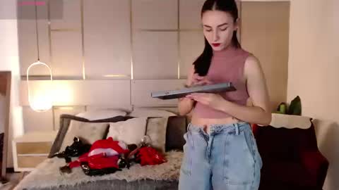 Lina online show from September 2025 08:01:02 PM