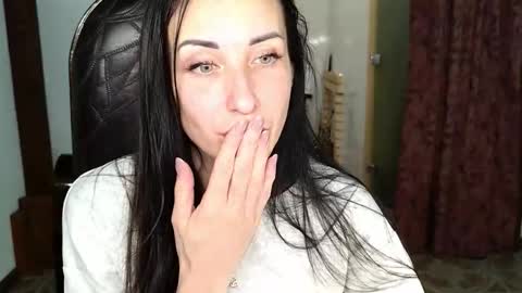 LinaLivee online show from November 2025 07:58:01 PM