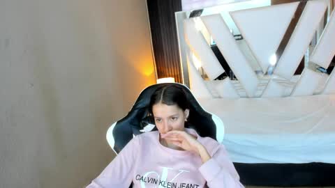 Snapshot of linda4petite chatting on April 2026 01:42:02 PM Linda online show from April 2026 01:42:02 PM