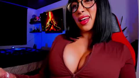 Snapshot of lindacherie chatting on November 2025 01:17:01 AM Linda online show from November 2025 01:17:01 AM