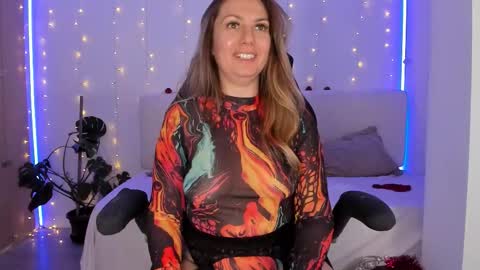 Linda  --  online show from December 2025 05:08:02 PM