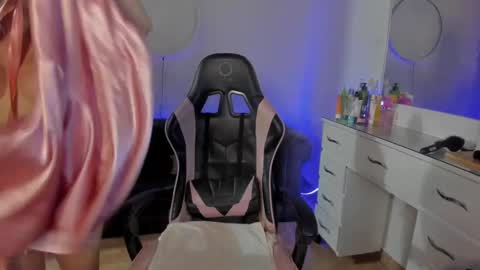 Lindsay    online show from February 2025 10:02:02 AM