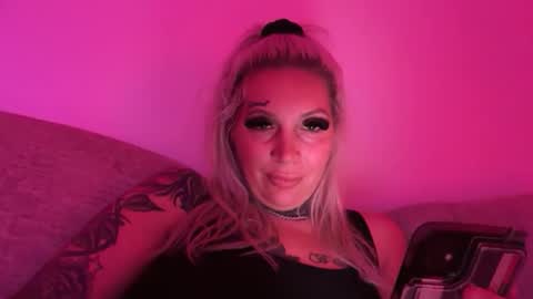 Lindzay online show from November 2025 01:19:01 AM