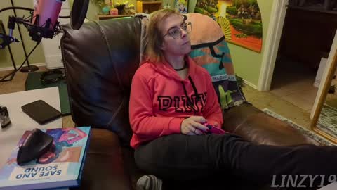 Snapshot of linzy19 chatting on February 2025 04:25:01 AM Linzy19 online show from February 2025 04:25:01 AM