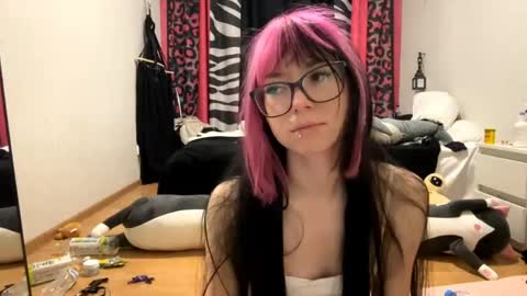 Snapshot of lisabethlaurence chatting on May 2026 06:25:02 PM Aileen online show from May 2026 06:25:02 PM