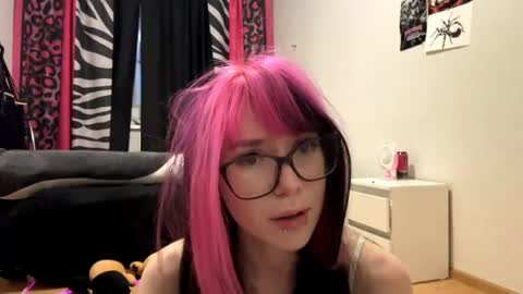 Snapshot of lisabethlaurence chatting on May 2026 06:37:02 PM Aileen online show from May 2026 06:37:02 PM
