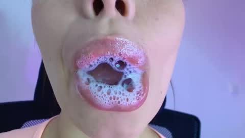 Lisbet online show from November 2025 05:01:01 PM