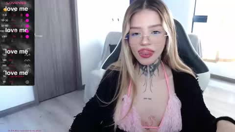 Snapshot of little_amy__ chatting on November 2025 07:17:01 PM Amelie online show from November 2025 07:17:01 PM