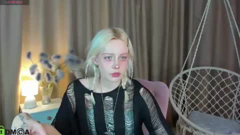 Snapshot of little_lillit chatting on June 2026 08:39:02 AM Lill online show from June 2026 08:39:02 AM