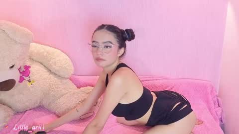 Snapshot of littlearii chatting on May 2026 07:10:02 PM Ari online show from May 2026 07:10:02 PM