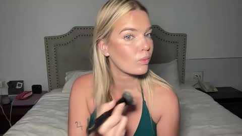 Marciabrady online show from November 2025 05:19:02 AM