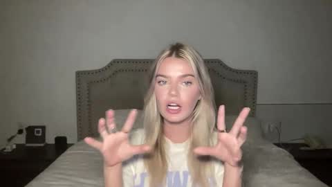 Marciabrady online show from November 2025 10:48:02 AM