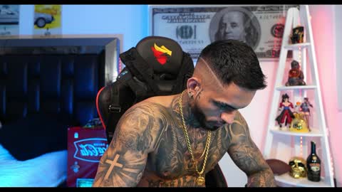 logan_hugh8 online show from December 2024 05:40:01 PM