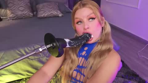 Snapshot of lolaangellx chatting on May 2026 09:33:01 PM Lola Angel online show from May 2026 09:33:01 PM