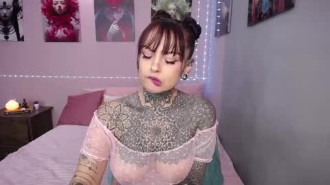 Lola online show from September 2025 07:30:01 PM