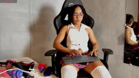 lolareyes1 online show from February 2026 11:44:01 PM