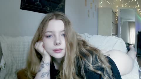 Snapshot of lollylol11 chatting on December 2024 10:28:02 AM Lilly online show from December 2024 10:28:02 AM