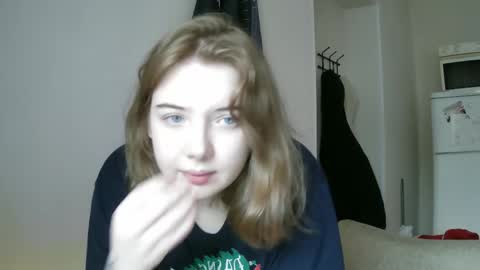 Snapshot of lollylol11 chatting on February 2025 11:21:02 AM Lilly online show from February 2025 11:21:02 AM