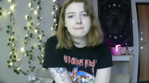 Snapshot of lollylol11 chatting on March 2025 12:30:02 PM Lilly online show from March 2025 12:30:02 PM
