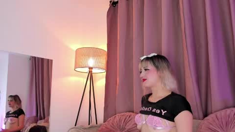 Snapshot of lollypetitte_ chatting on May 2026 11:01:02 PM Lolly online show from May 2026 11:01:02 PM