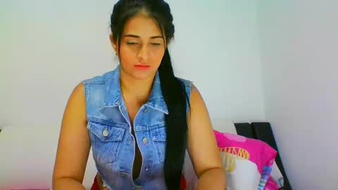 estehfania online show from January 2025 12:01:01 AM