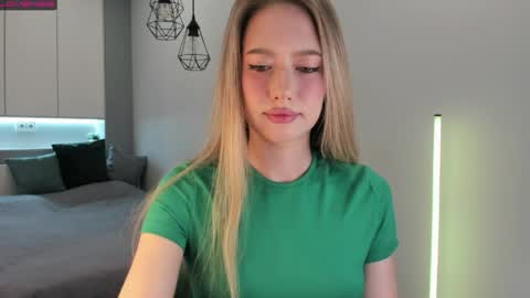 Snapshot of longoriaeva chatting on April 2026 04:18:01 PM Eva online show from April 2026 04:18:01 PM