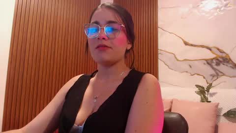 Snapshot of loren_tay chatting on April 2026 03:20:01 AM Loren online show from April 2026 03:20:01 AM