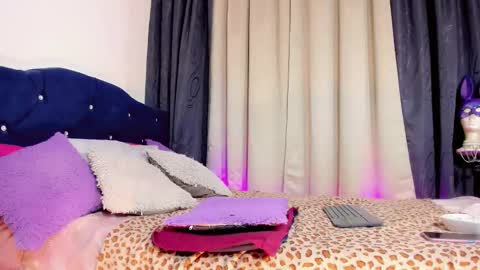 lesly lorena online show from October 2025 02:52:01 AM