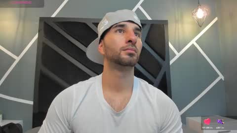  L O R E N Z O  Thumbs Up help  online show from September 2025 11:11:02 AM