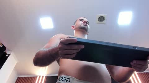  L O R E N Z O  Thumbs Up help  online show from September 2025 05:18:02 PM