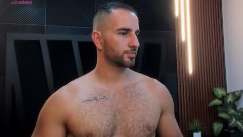  L O R E N Z O  Thumbs Up help  online show from December 2025 05:20:01 PM