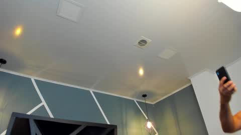  L O R E N Z O  Thumbs Up help  online show from December 2025 06:03:01 PM