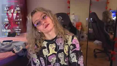 Lori -----------------------------------    online show from September 2025 03:15:01 PM