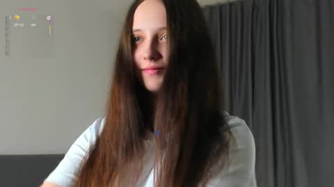 Mia online show from October 2025 01:18:02 PM