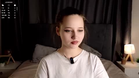 Mia online show from November 2025 02:01:01 PM