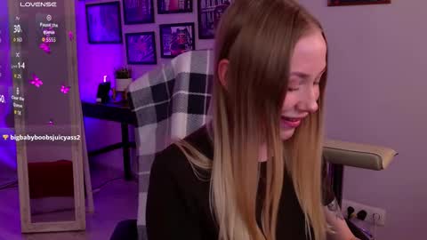 Emilia and Chelsea online show from October 2025 02:13:01 PM