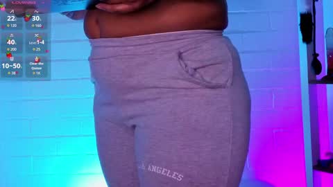 Snapshot of louise_nails chatting on April 2026 12:44:02 PM LouIse online show from April 2026 12:44:02 PM