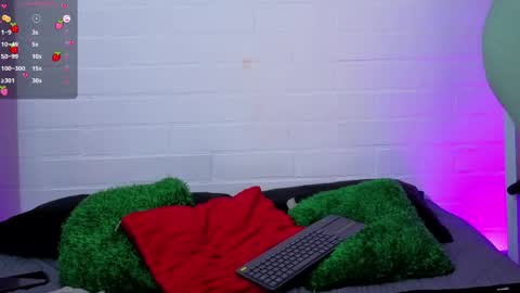 Snapshot of louise_nails chatting on May 2026 12:43:01 PM LouIse online show from May 2026 12:43:01 PM