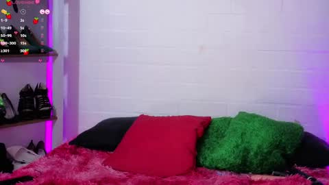 Snapshot of louise_nails chatting on May 2026 04:45:01 PM LouIse online show from May 2026 04:45:01 PM