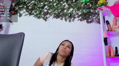 Snapshot of louise_nails chatting on May 2026 01:27:01 PM LouIse online show from May 2026 01:27:01 PM