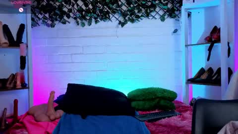 Snapshot of louise_nails chatting on May 2026 03:53:02 PM LouIse online show from May 2026 03:53:02 PM
