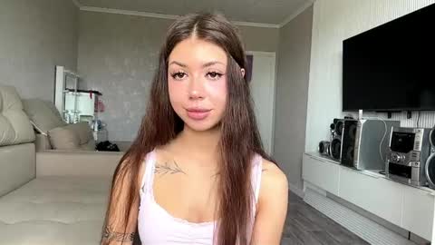 Snapshot of louiswawrzyniak chatting on May 2026 07:35:02 AM Flora online show from May 2026 07:35:02 AM