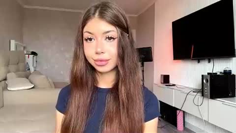 Snapshot of louiswawrzyniak chatting on June 2026 08:20:01 AM Flora online show from June 2026 08:20:01 AM