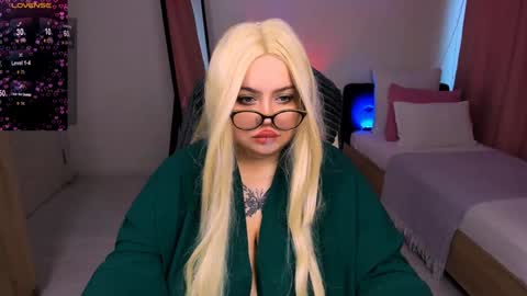 Snapshot of love_insidee chatting on February 2025 08:02:02 AM Sailor online show from February 2025 08:02:02 AM