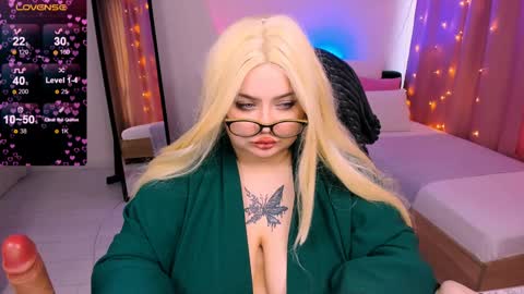 Snapshot of love_insidee chatting on February 2025 11:30:01 AM Sailor online show from February 2025 11:30:01 AM