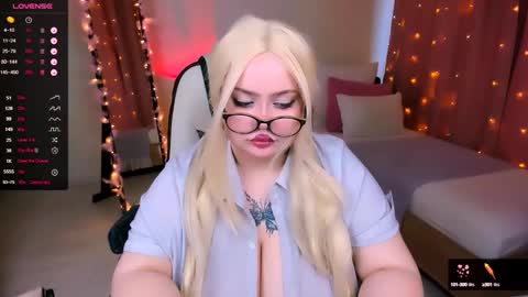 Snapshot of love_insidee chatting on March 2025 11:29:01 AM Sailor online show from March 2025 11:29:01 AM