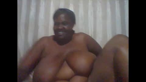 Snapshot of lovebigmelon chatting on December 2024 03:43:01 PM Lynn online show from December 2024 03:43:01 PM