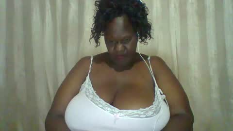 Snapshot of lovebigmelon chatting on January 2025 02:27:01 AM Lynn online show from January 2025 02:27:01 AM