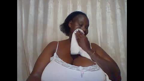 Snapshot of lovebigmelon chatting on February 2025 10:33:01 PM Lynn online show from February 2025 10:33:01 PM