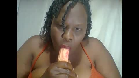 Snapshot of lovebigmelon chatting on December 2025 02:05:02 AM Lynn online show from December 2025 02:05:02 AM